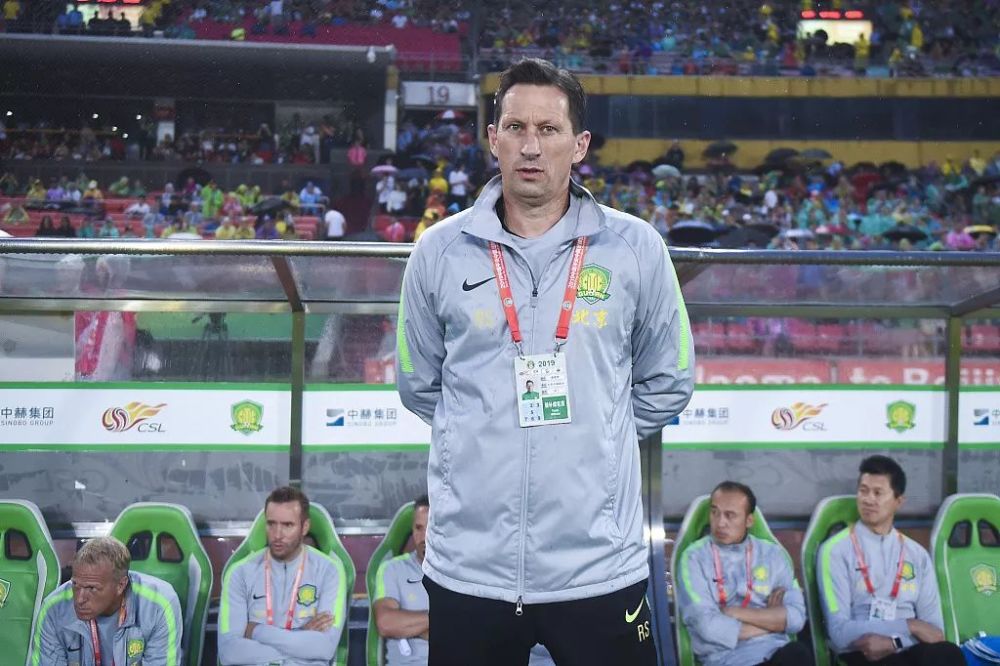 全神贯注地 全神贯注地